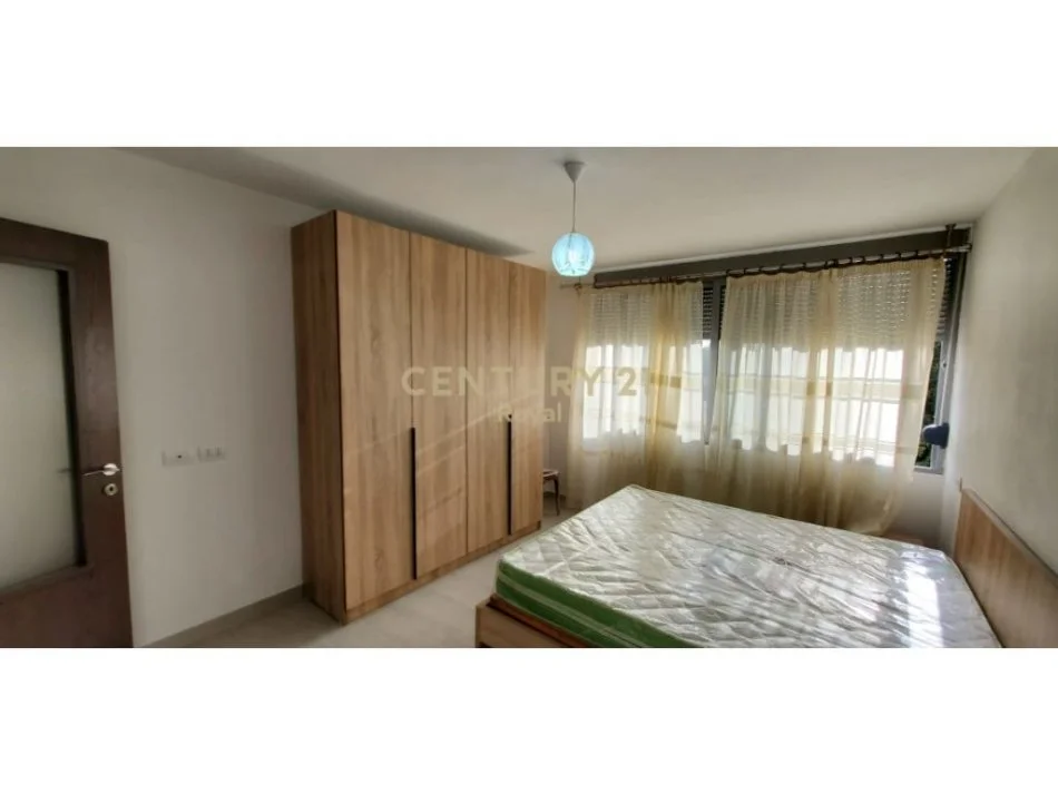Tirane, jepet me qera apartament 3+1 Kati 3, 85 m² 500 € (shkolla e bashkuar)