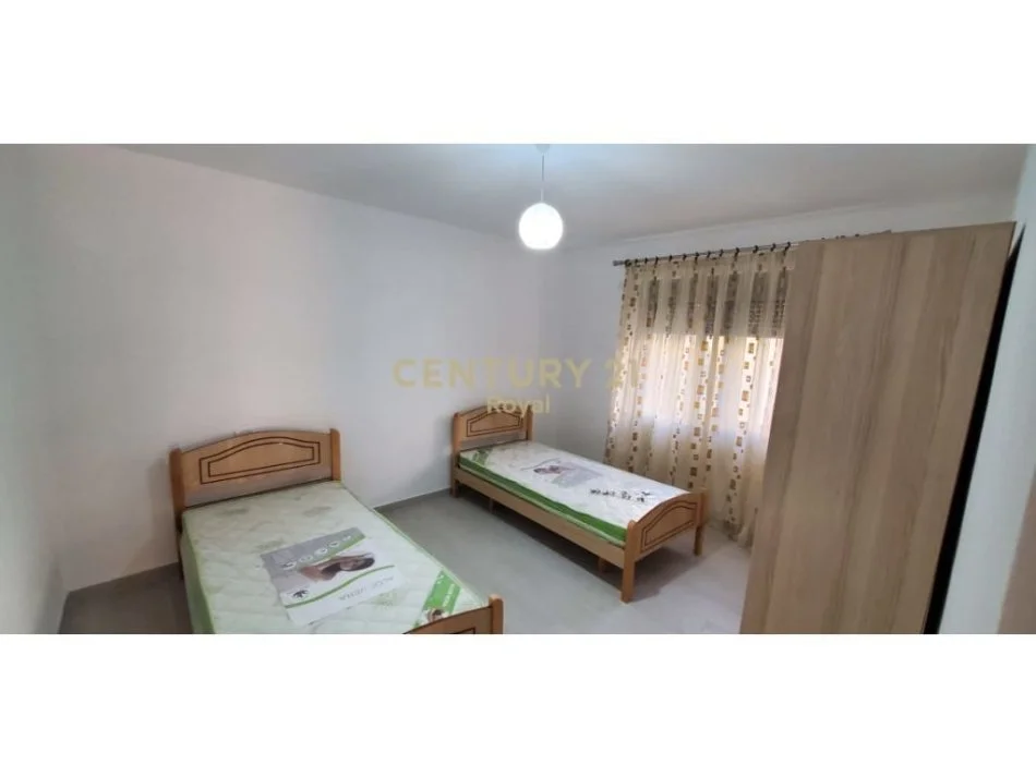Tirane, jepet me qera apartament 3+1 Kati 3, 85 m² 500 € (shkolla e bashkuar)