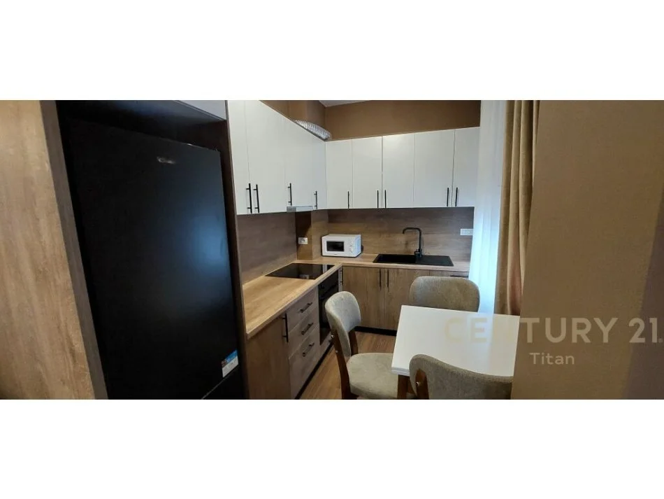 𝐓𝐢𝐫𝐚𝐧𝐞, 𝐣𝐞𝐩𝐞𝐭 𝐦𝐞 𝐪𝐞𝐫𝐚 𝐚𝐩𝐚𝐫𝐭𝐚𝐦𝐞𝐧𝐭 𝟐+𝟏 𝐊𝐚𝐭𝐢 𝟗, 𝟗𝟎 𝐦² 𝟕𝟎𝟎 € (𝐃𝐨𝐧 𝐁𝐨𝐬𝐜𝐨)