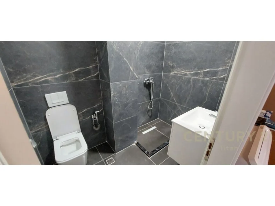 𝐓𝐢𝐫𝐚𝐧𝐞, 𝐣𝐞𝐩𝐞𝐭 𝐦𝐞 𝐪𝐞𝐫𝐚 𝐚𝐩𝐚𝐫𝐭𝐚𝐦𝐞𝐧𝐭 𝟐+𝟏 𝐊𝐚𝐭𝐢 𝟗, 𝟗𝟎 𝐦² 𝟕𝟎𝟎 € (𝐃𝐨𝐧 𝐁𝐨𝐬𝐜𝐨)