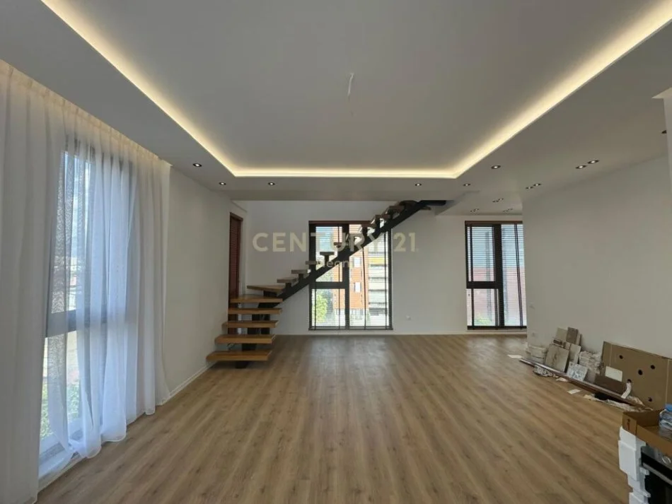 Tirane, shitet apartament 3+1 Kati 5, 179 m² 300.000 € (ali dem)