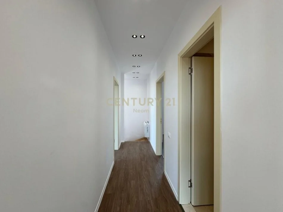Tirane, shitet apartament 3+1 Kati 5, 179 m² 300.000 € (ali dem)