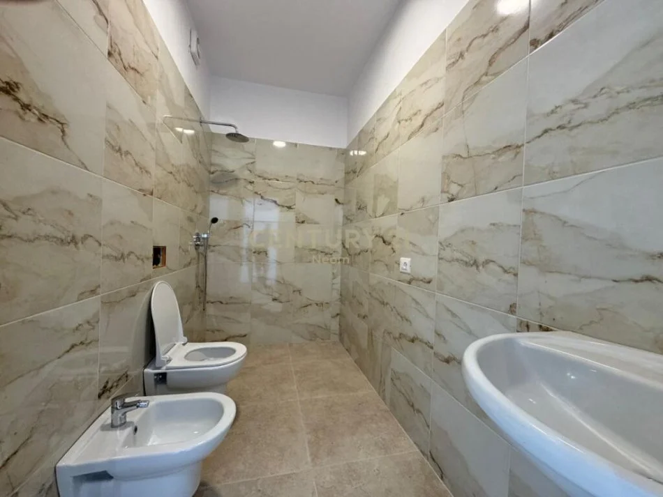 Tirane, shitet apartament 3+1 Kati 5, 179 m² 300.000 € (ali dem)