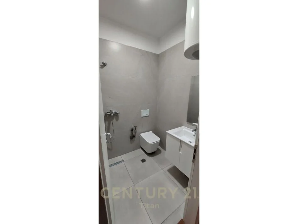 𝐓𝐢𝐫𝐚𝐧𝐞, 𝐣𝐞𝐩𝐞𝐭 𝐦𝐞 𝐪𝐞𝐫𝐚 𝐚𝐩𝐚𝐫𝐭𝐚𝐦𝐞𝐧𝐭 𝟐+𝟏 𝐊𝐚𝐭𝐢 𝟗, 𝟗𝟎 𝐦² 𝟕𝟎𝟎 € (𝐃𝐨𝐧 𝐁𝐨𝐬𝐜𝐨)