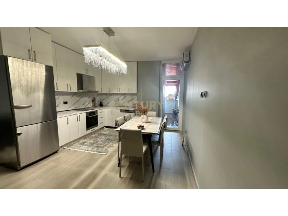 Tirane, jepet me qera apartament 2+1+Ballkon Kati 3, 190 m² 600 € (vilat gjerma ne)