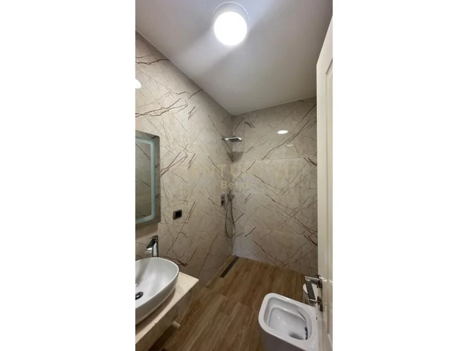 Tirane, jepet me qera apartament 2+1+Ballkon Kati 3, 190 m² 600 € (vilat gjerma ne)
