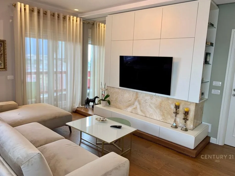 Tirane, jepet me qera apartament 2+1 Kati 11, 90 m² 1.100 € (astir)