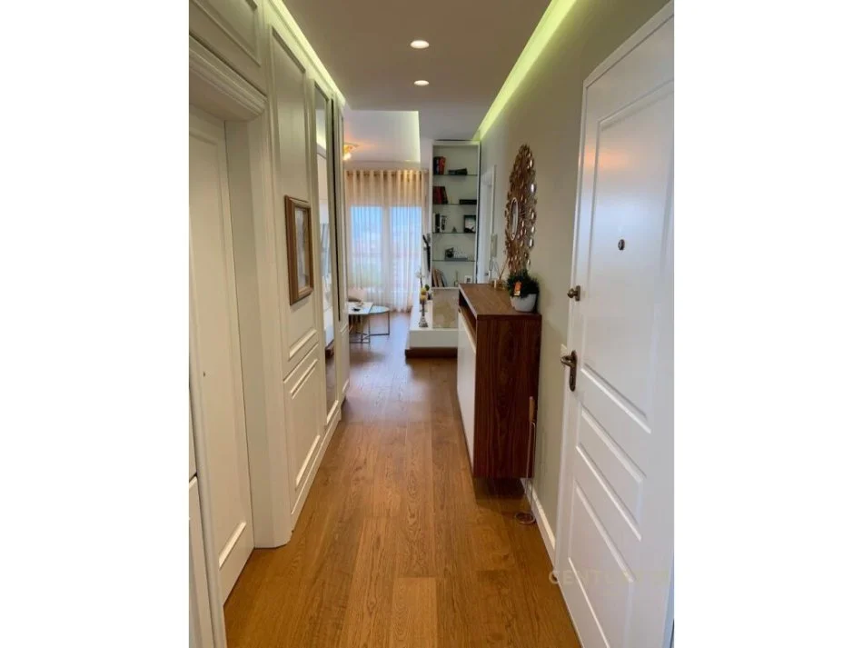 𝐓𝐢𝐫𝐚𝐧𝐞, 𝐣𝐞𝐩𝐞𝐭 𝐦𝐞 𝐪𝐞𝐫𝐚 𝐚𝐩𝐚𝐫𝐭𝐚𝐦𝐞𝐧𝐭 𝟐+𝟏 𝐊𝐚𝐭𝐢 𝟓, 𝟗𝟎 𝐦² 𝟏.𝟏𝟎𝟎 € (𝐊𝐨𝐦𝐩𝐥𝐞𝐤𝐬𝐢 𝐌𝐚𝐠𝐧𝐞𝐭, 𝟐𝟏 𝐃𝐡𝐣𝐞𝐭𝐨𝐫𝐢)