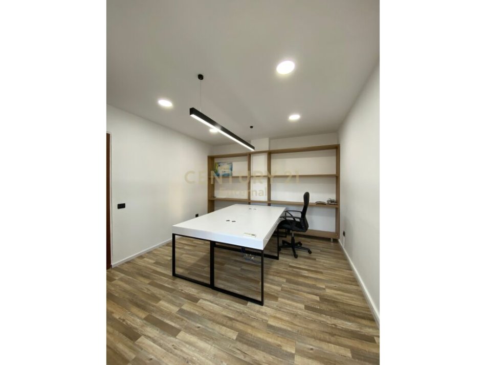 Tirane, jepet me qera apartament 2+1 Kati 3, 107 m² 1.000 € (bllok)