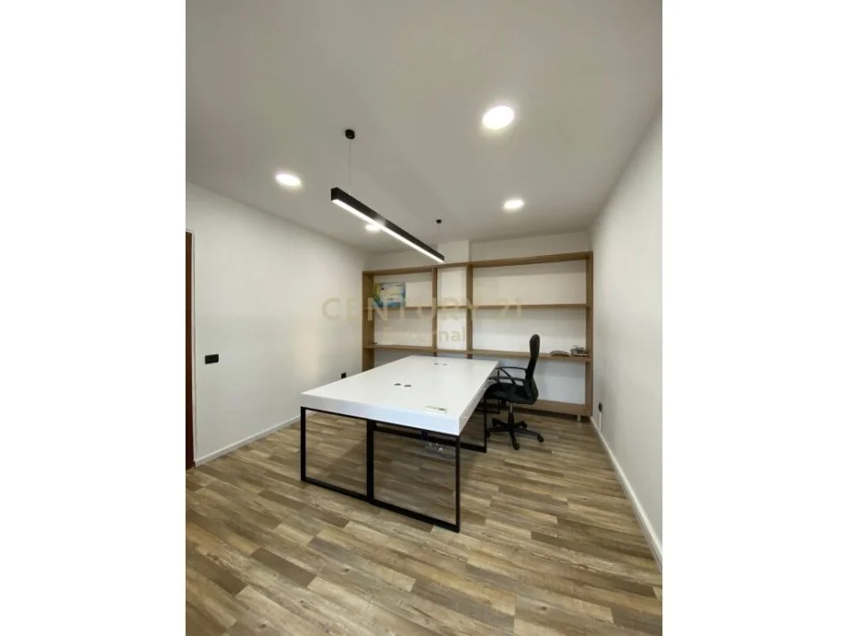 Tirane, jepet me qera apartament 2+1 Kati 3, 107 m² 1.000 € (bllok)