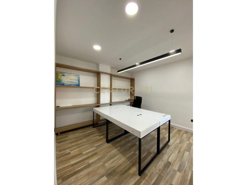 Tirane, jepet me qera apartament 2+1 Kati 3, 107 m² 1.000 € (bllok)