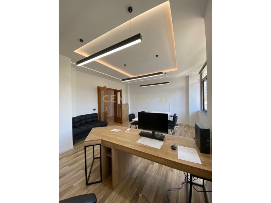 Tirane, jepet me qera apartament 2+1 Kati 3, 107 m² 1.000 € (bllok)