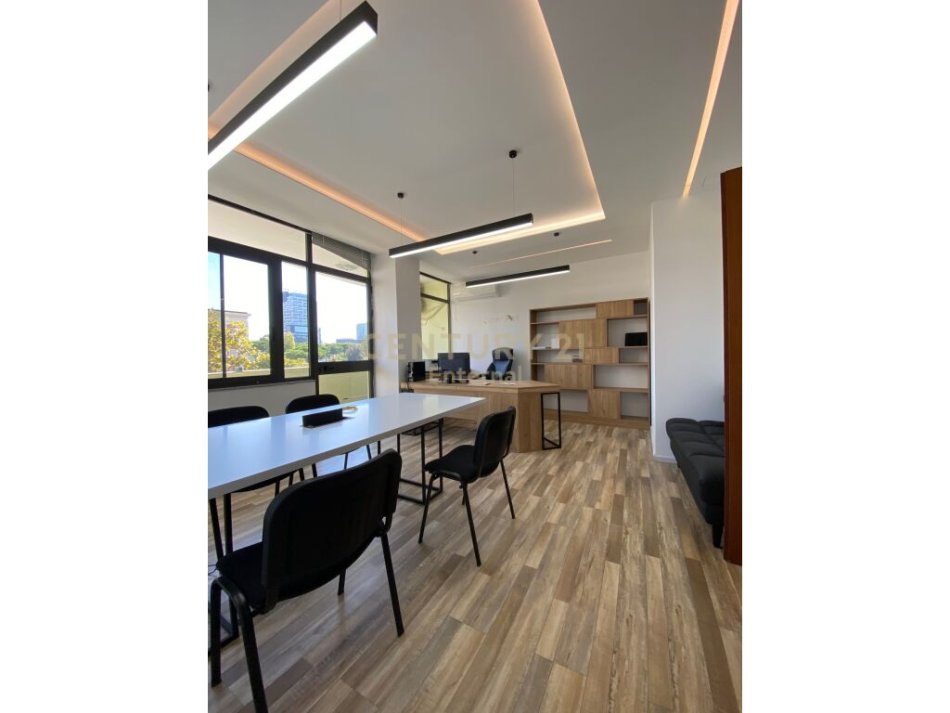 Tirane, jepet me qera apartament 2+1 Kati 3, 107 m² 1.000 € (bllok)