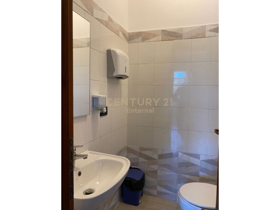 Tirane, jepet me qera apartament 2+1 Kati 3, 107 m² 1.000 € (bllok)
