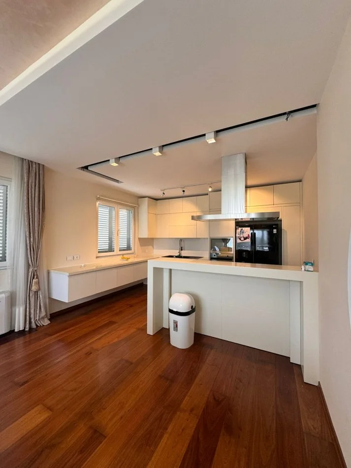 Durres, shitet shtepi 3+1 Kati 2, 312 m² 400.000 € (Rrashbull)