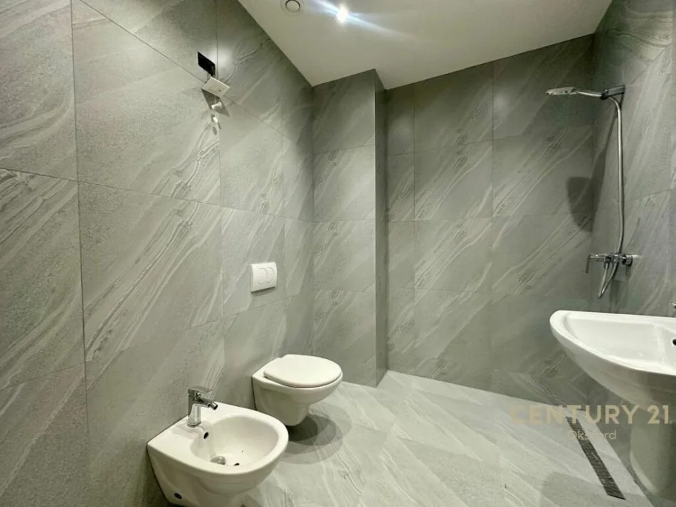 Tirane, shitet apartament 2+1 Kati 9, 133 m² 500.000 € (liqeni)