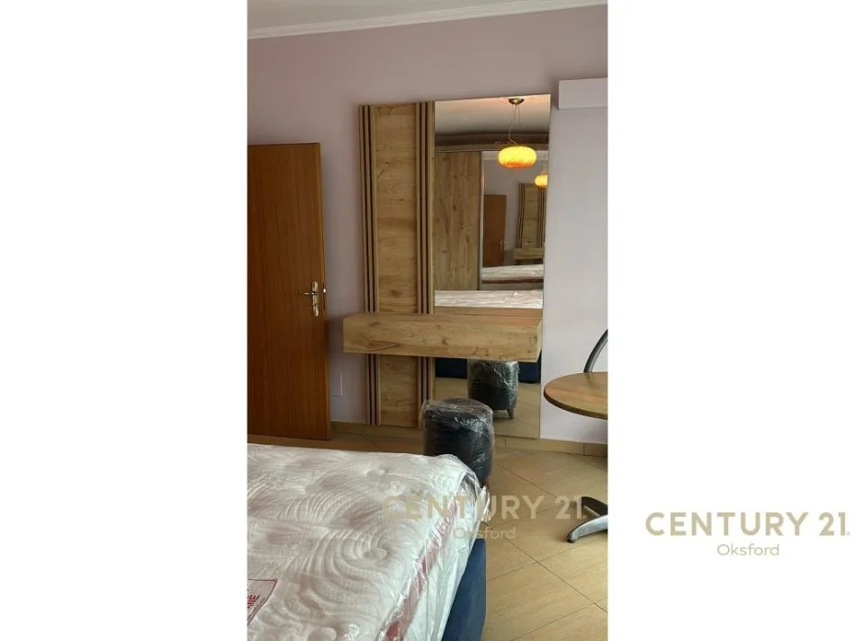 Tirane, jepet me qera 3+1+Aneks+Ballkon Kati 5, 720 € (Rruga e Kavajes)