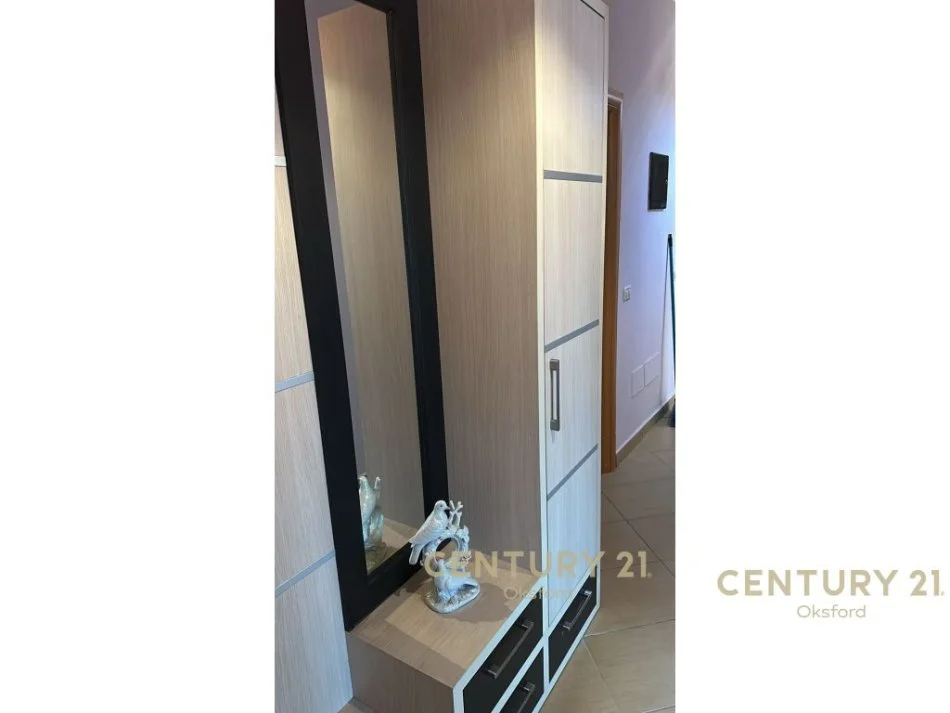 Tirane, jepet me qera 3+1+Aneks+Ballkon Kati 5, 720 € (Rruga e Kavajes)