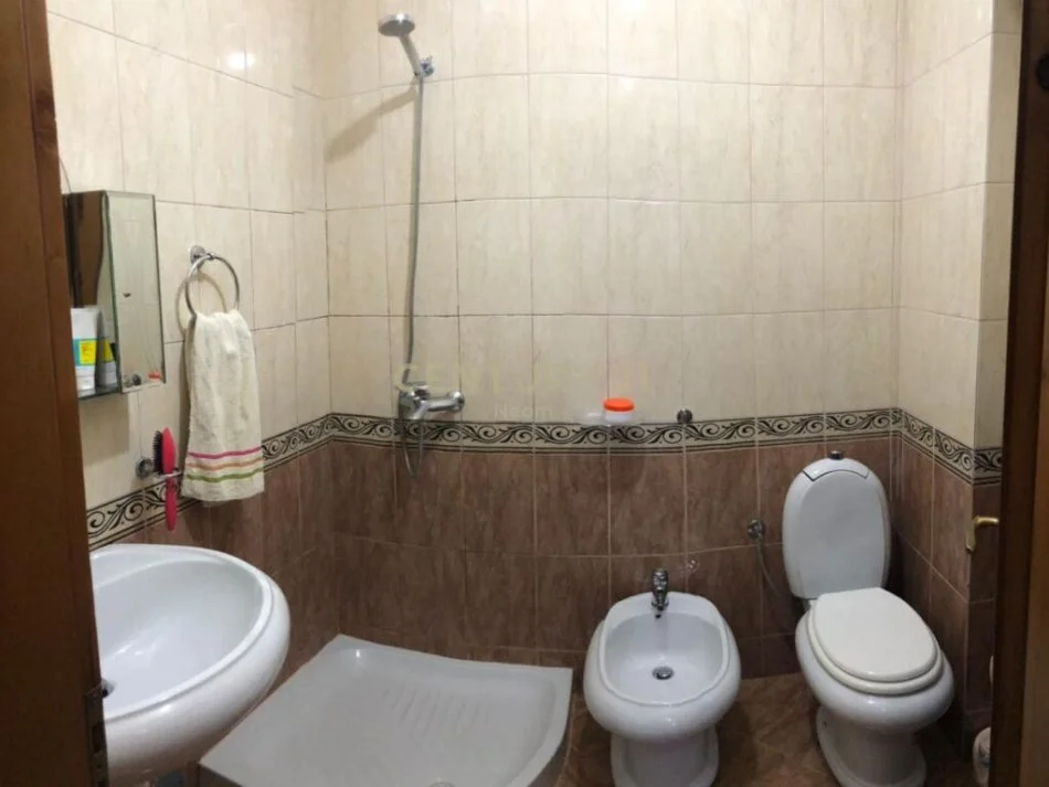 Tirane, jepet me qera apartament 1+1 Kati 8, 60 m² 550 € (Komuna e parisit)