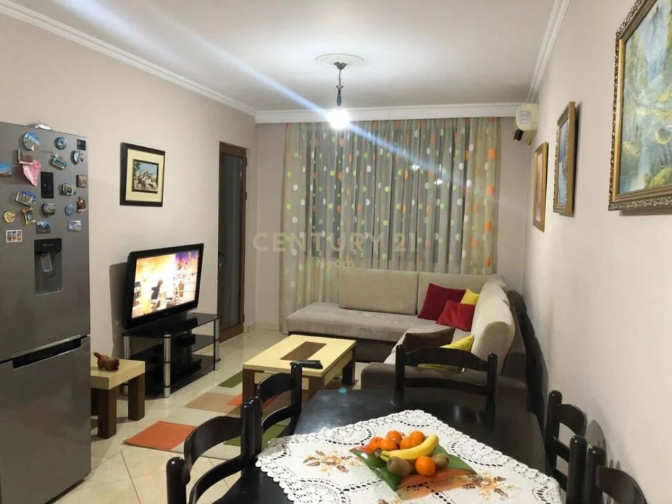 Tirane, jepet me qera apartament 1+1 Kati 8, 60 m² 550 € (komuna e parisit)