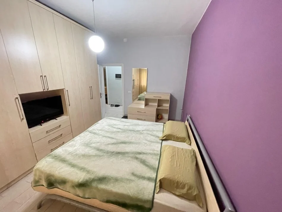 Tirane, jepet me qera 2+1+Ballkon , 