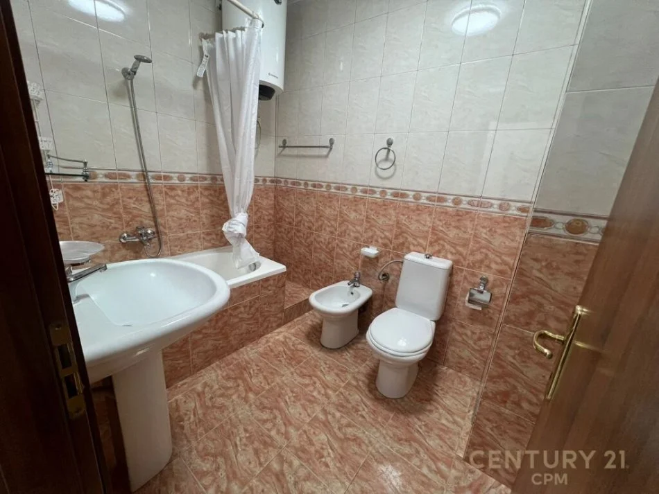 Tirane, jepet me qera apartament 1+1+Ballkon Kati 3, 60 m² 650 € (Komuna e Parisit, Tirane)
