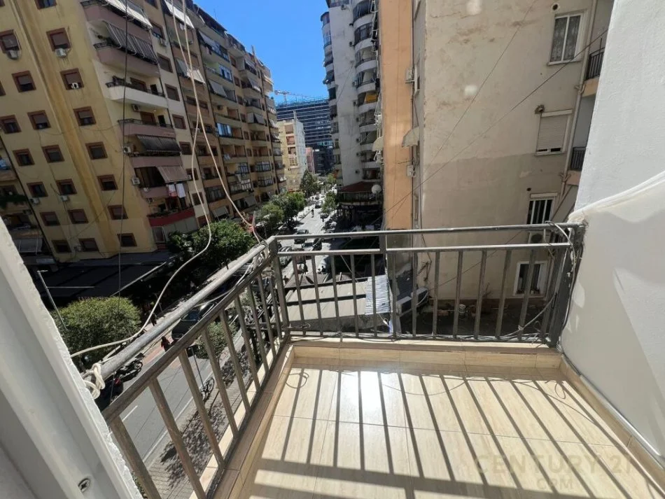 Tirane, jepet me qera apartament 1+1+Ballkon Kati 7, 60 m² 650 € 