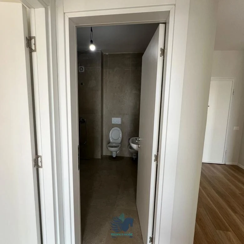 Tirane, jepet me qera apartament 1+1+Ballkon Kati 7, 90 m² 500 € (Rruga Dibres)