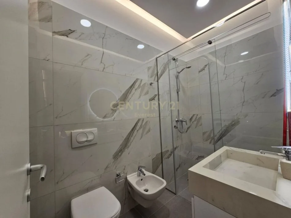 Tirane, jepet me qera apartament 2+1 Kati 8, 103 m² 1.600 € (Rruga e "Barikadave", Qender)