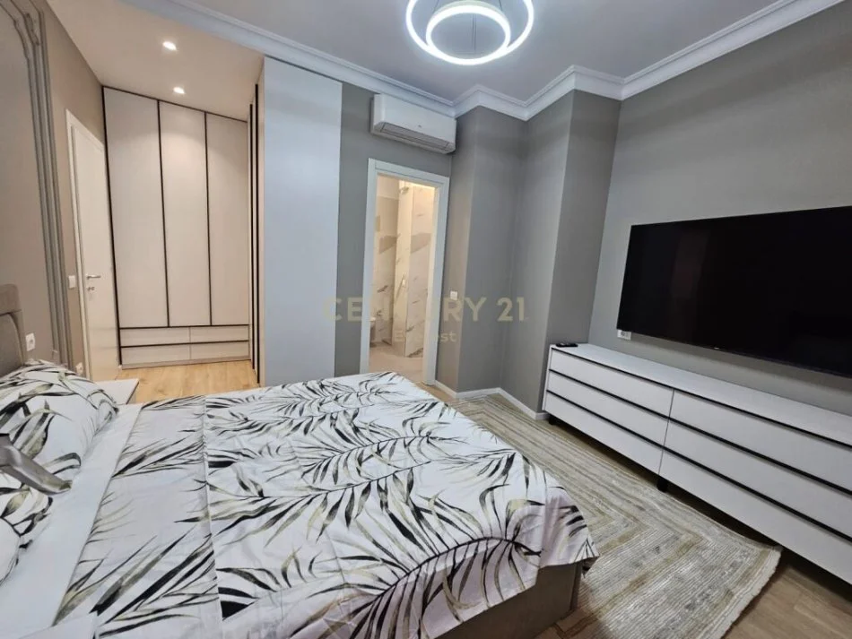 Tirane, jepet me qera apartament 2+1 Kati 8, 103 m² 1.600 € (Rruga e "Barikadave", Qender)