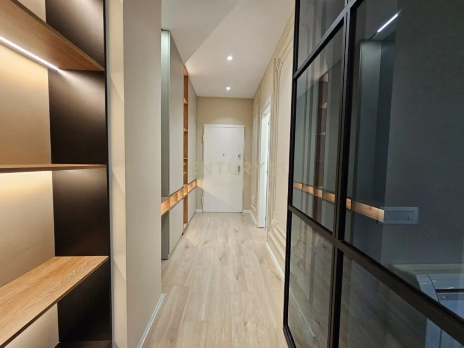 Tirane, jepet me qera apartament 2+1 Kati 8, 103 m² 1.600 € (Rruga e "Barikadave", Qender)