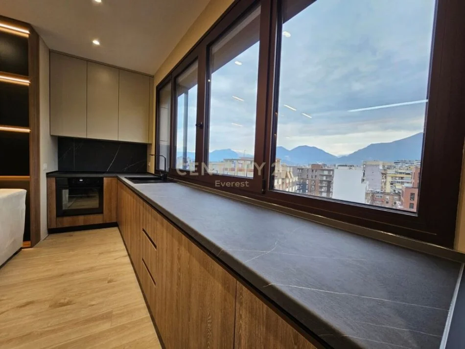 Tirane, jepet me qera apartament 2+1 Kati 8, 117 m² 1.600 € (qqender)