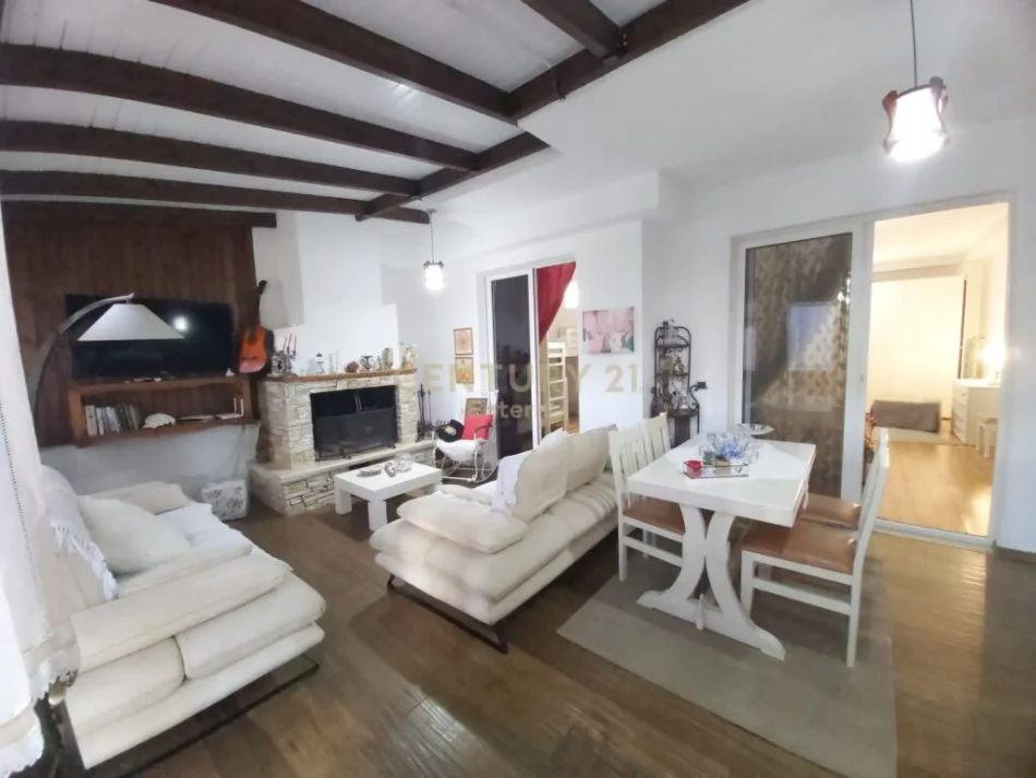 Qerret, jepet me qera apartament 3+1 Kati 3, 250 m² 700 € (Zona e Qerret, Kompleksi Laguna Blu, Bregdet, Kavaje)