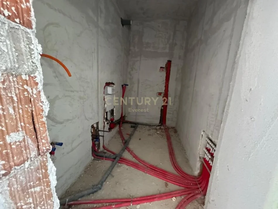 Tirane, shitet apartament 1+1 Kati 5, 57 m² 78.000 € (5 maji)