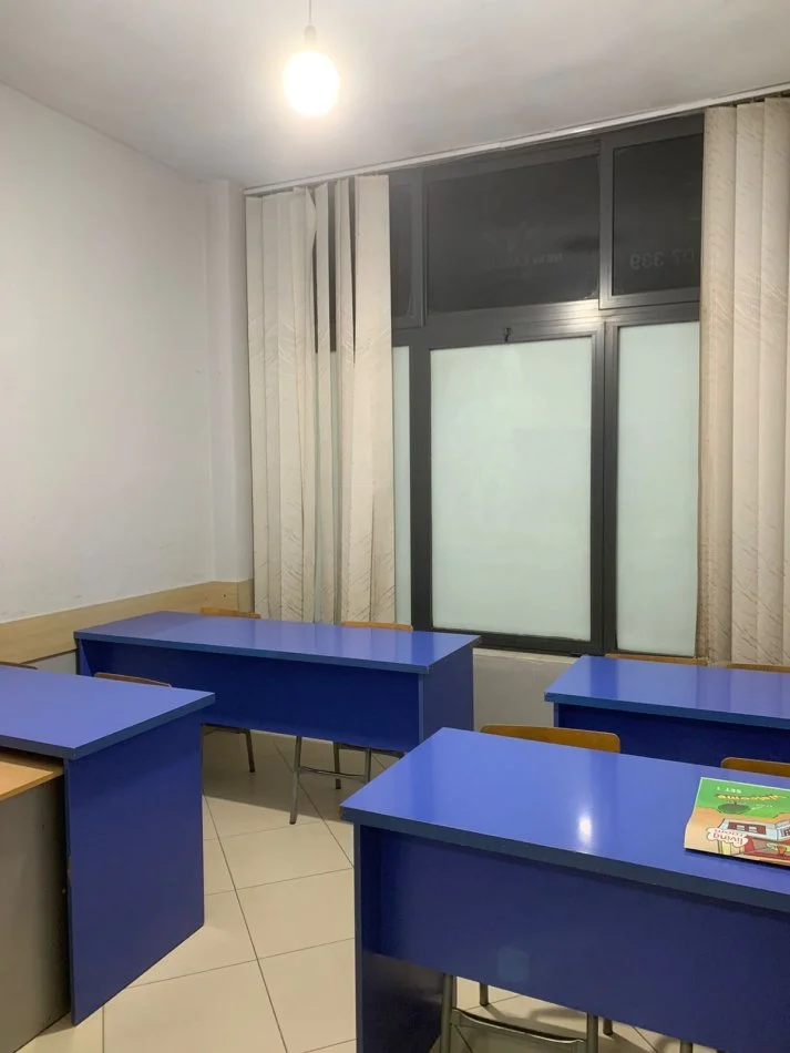 Tirane, jepet me qera ambjent biznesi Kati 1, 83 m² 500 € (YZBERISHT)