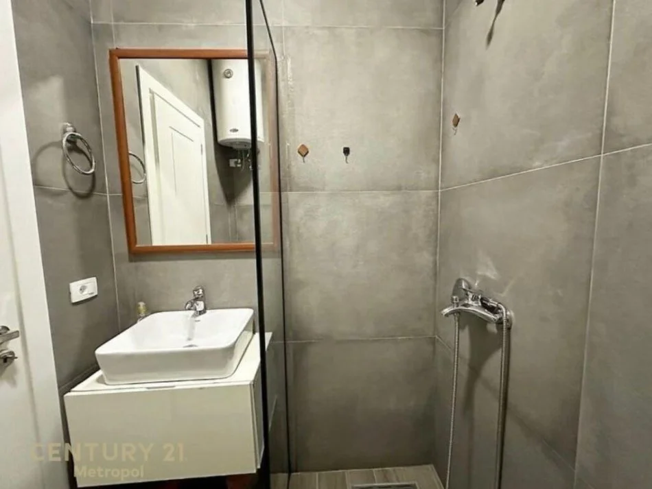 Tirane, jepet me qera apartament 1+1 Kati 3, 40 m² 500 € (liqeni i thate)