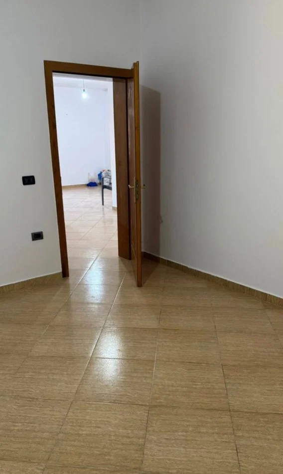 Tirane, jepet me qera Vile 3+1 Kati 3, 45.000 € (Prane Hotel Meridian)