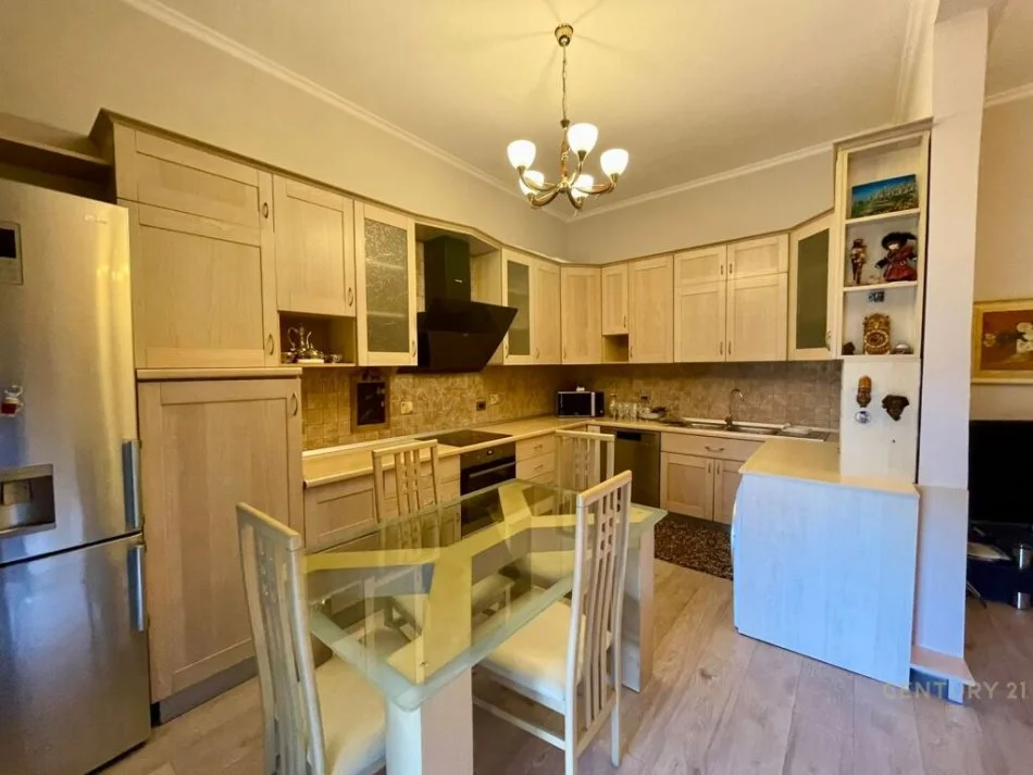 Tirane, jepet me qera apartament 2+1 Kati 4, 91 m² 700 € (pallatet agimi)