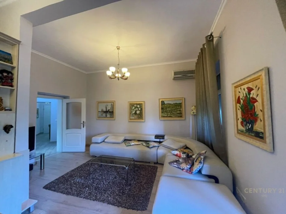 Tirane, jepet me qera apartament 2+1 Kati 4, 91 m² 700 € (pallatet agimi)