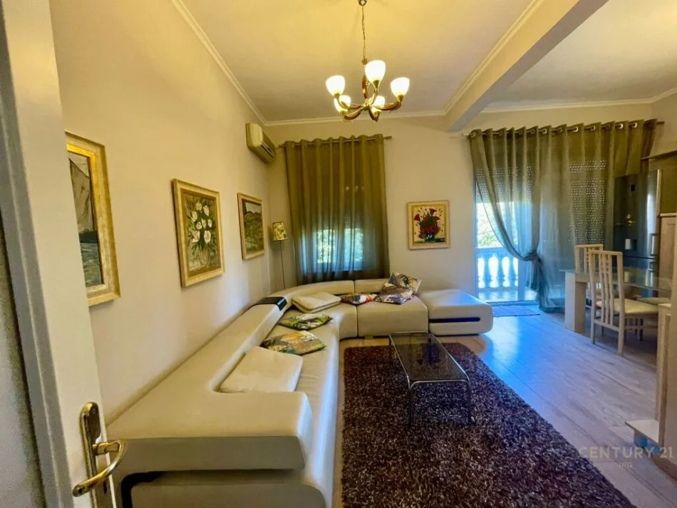 Tirane, jepet me qera apartament 2+1 Kati 4, 91 m² 700 € (Pallatet Agimi)