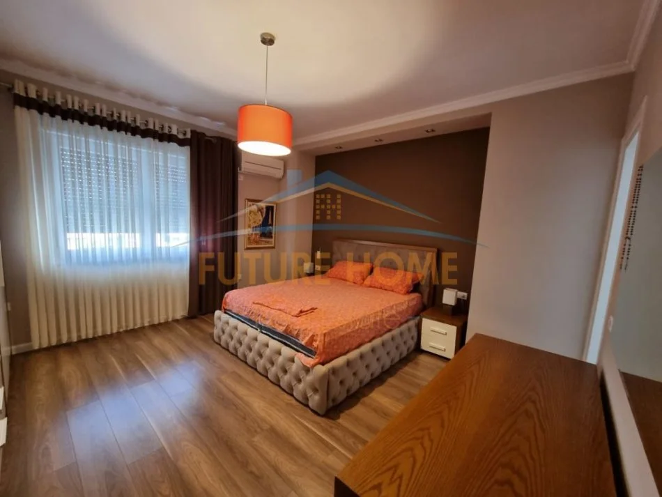 Tirane, jepet me qera apartament 2+1+Ballkon Kati 4, 120 m² 550 € (Asitr)