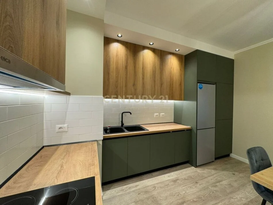 Tirane, jepet me qera apartament 1+1+Ballkon Kati 5, 70 m² 700 € (e kosovareve)