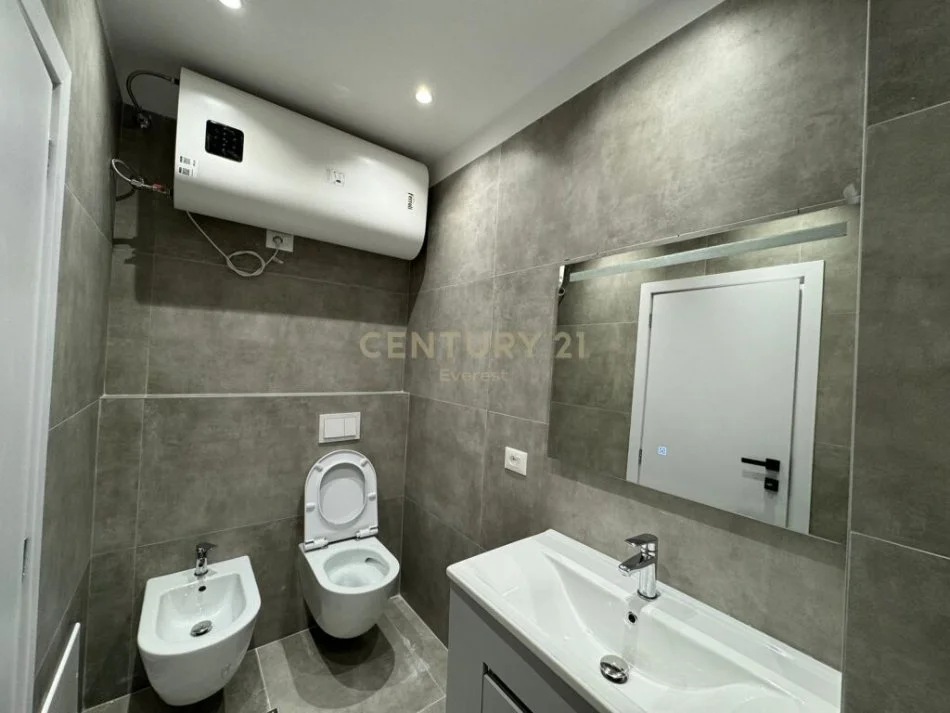 Tirane, jepet me qera apartament 1+1+Ballkon Kati 5, 70 m² 700 € (e kosovareve)