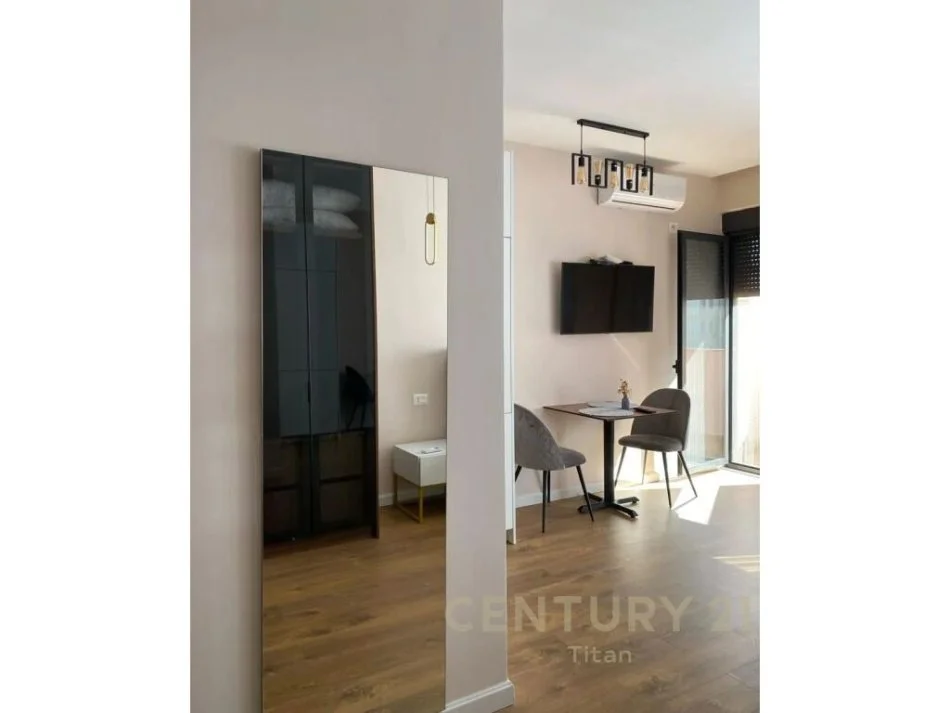 Tirane, jepet me qera apartament 1+1 Kati 6, 40 m² 600 € (qender)