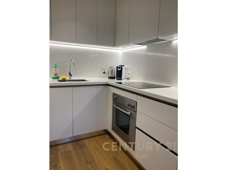 Tirane, jepet me qera apartament 1+1 Kati 6, 40 m² 600 € (qender)