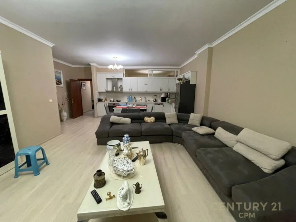 Tirane, shitet apartament 2+1 Kati 2, 136 m² 245.000 € (liqeni i thate)