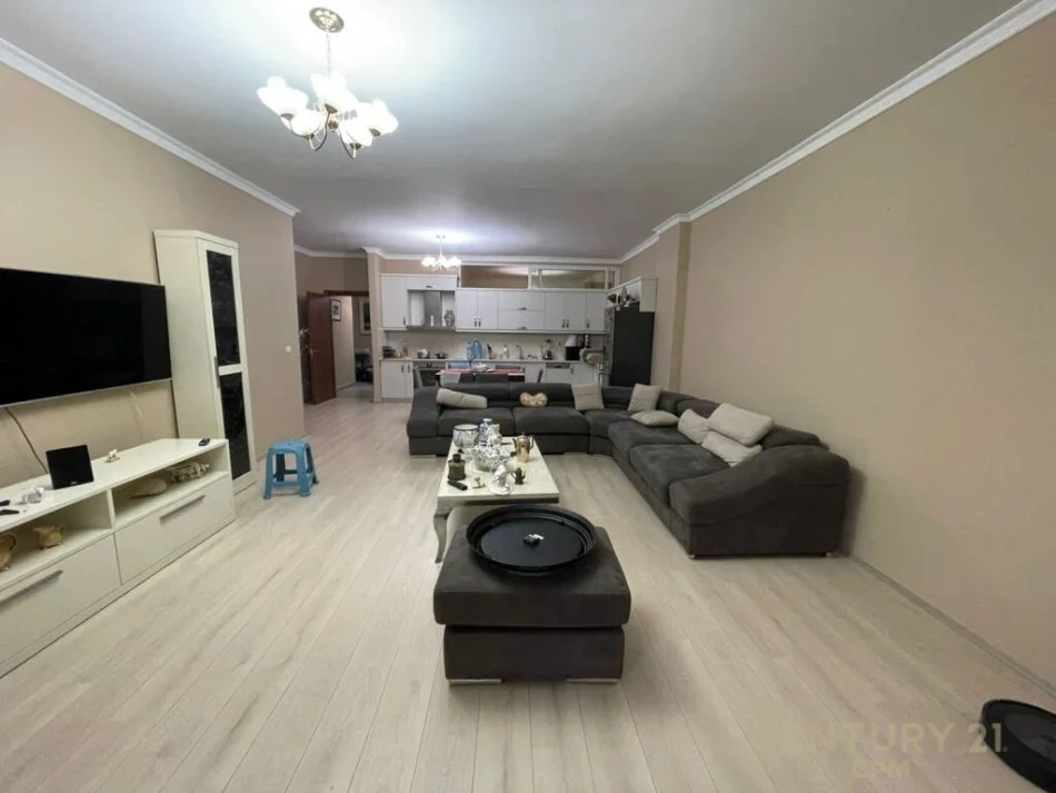 Tirane, shitet apartament 2+1 Kati 2, 136 m² 245.000 € (liqeni i thate)