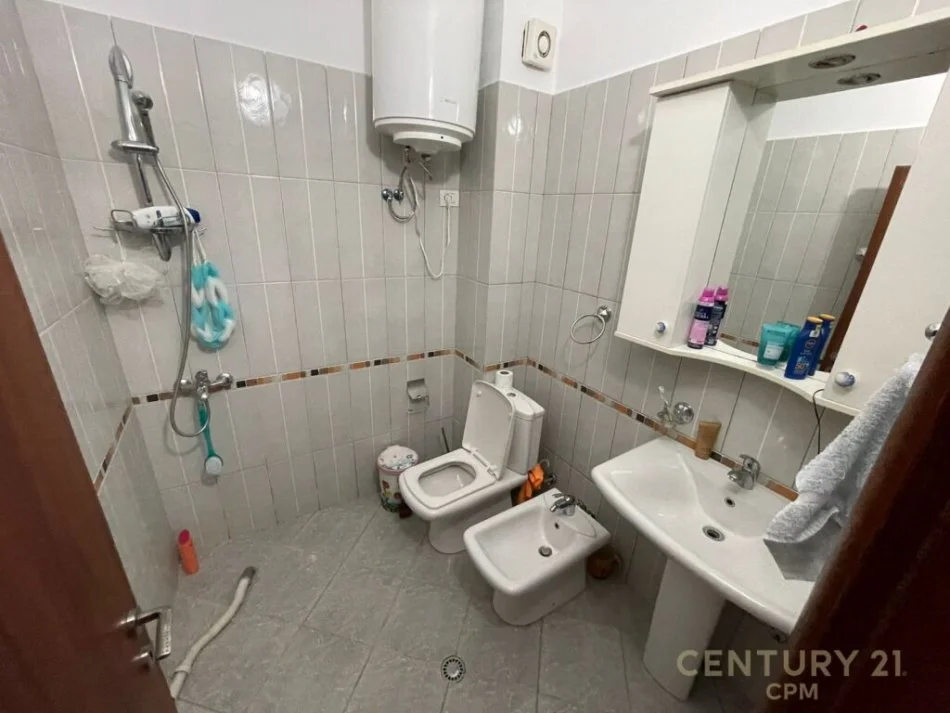 Tirane, shitet apartament 2+1 Kati 2, 136 m² 245.000 € (liqeni i thate)