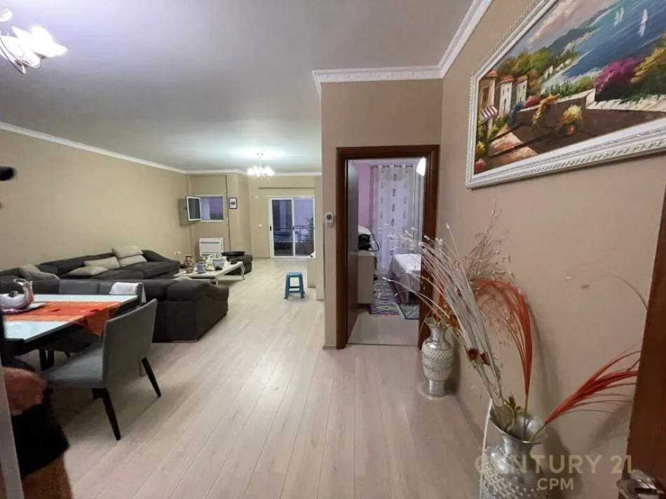 Tirane, shitet apartament 2+1 Kati 2, 136 m² 245.000 € (liqeni i thate)