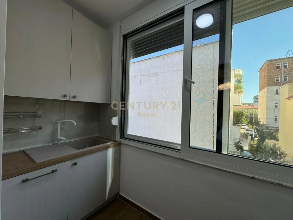 Tirane, jepet me qera apartament 1+1 Kati 3, 74 m² 700 € (ambasada amerikane)